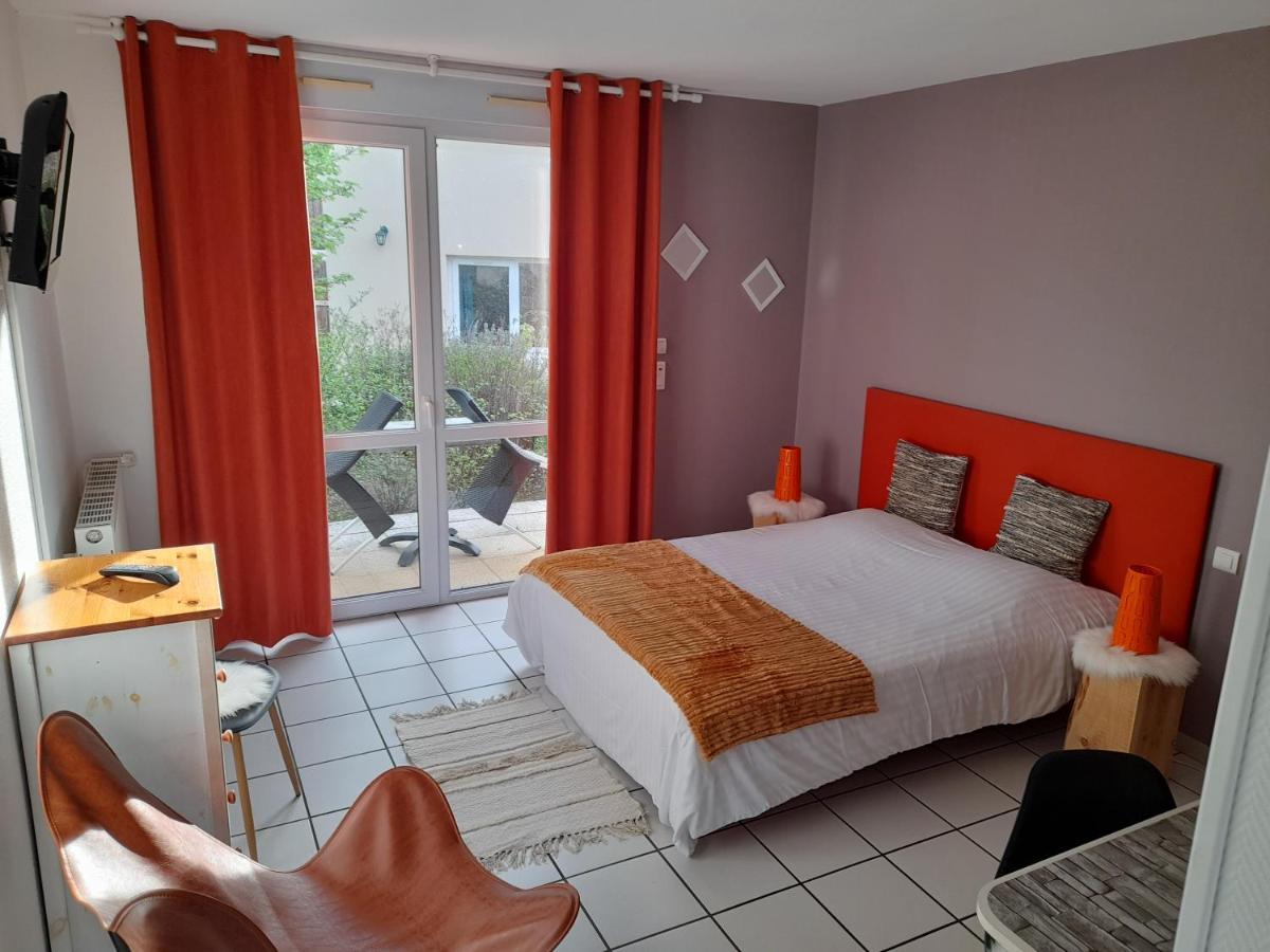 Hotel De L'Ile D'Amour Langeac Bagian luar foto