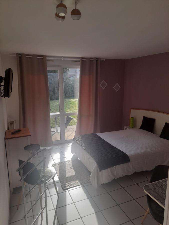 Hotel De L'Ile D'Amour Langeac Bagian luar foto