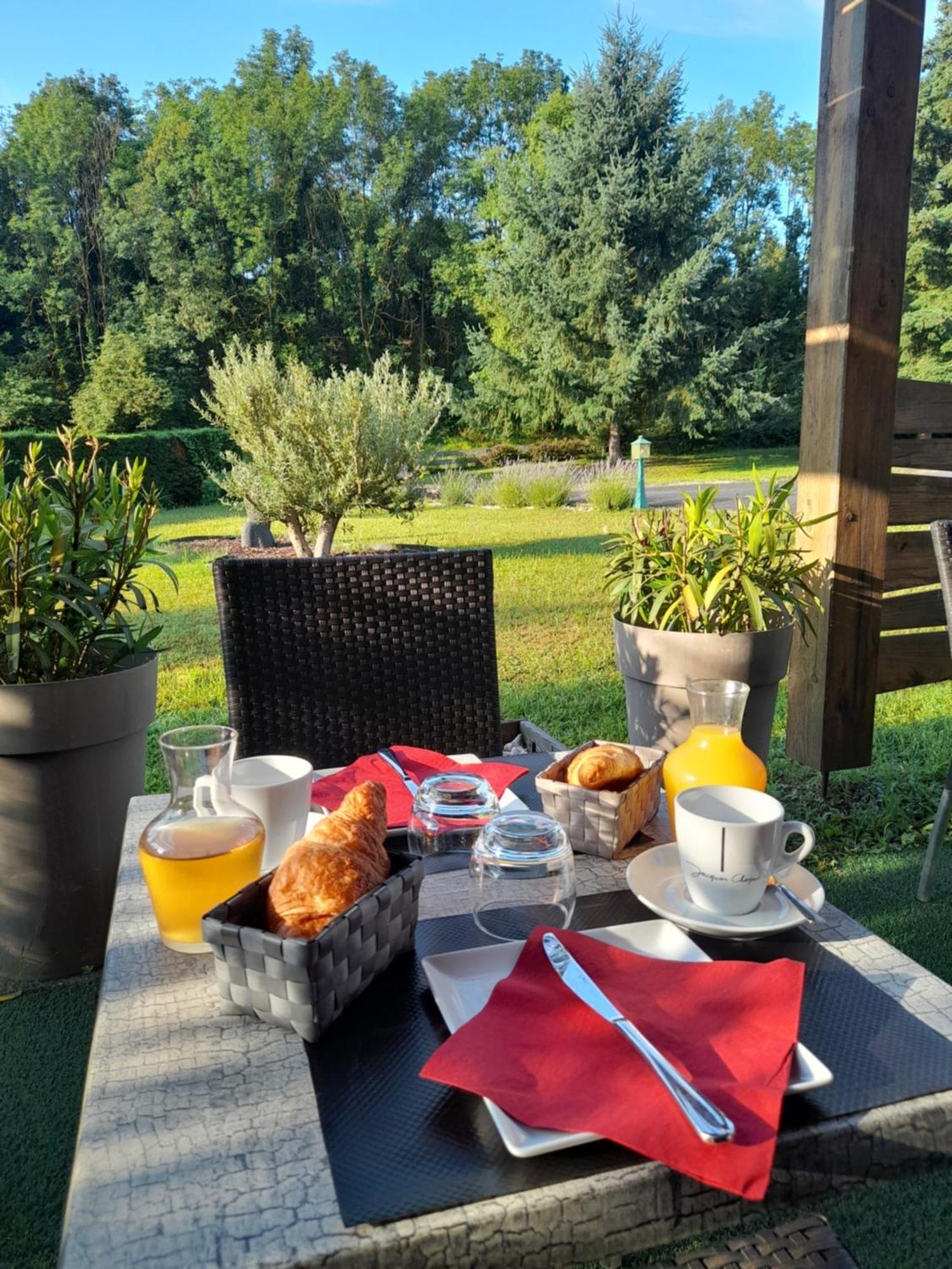 Hotel De L'Ile D'Amour Langeac Bagian luar foto